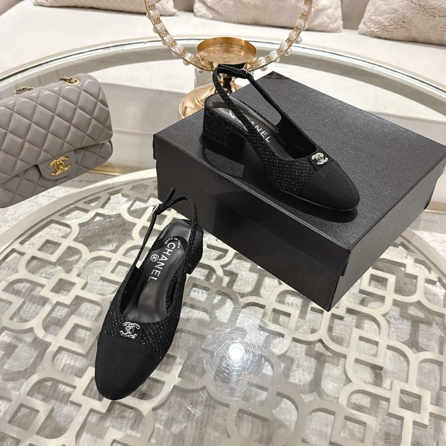 👟👟Ex-factory price 540👟👟 Chanel 𝟐𝟎𝟐𝟓SS spring and summer new double C button Mary Jane 🆕 Xiaoxiang𝐂jia's beautiful Mary Jane sandals are so sweet that they are so beautiful that they have a round square toe design. Cute and cute ~ metal/button logo. The appearance is super online. When you wear it, you will feel like a wealthy daughter. I thought it looked good only when I put it on my feet, I realized how easy it is to wear ~ Upper: Customized lambskin Lining: Sheepskin Outsole: Genuine leather outsole imported from Italy Code number: 35-42 (customized on 40.41.24, non-refundable) Packaging: The latest gift box packaging at the counter